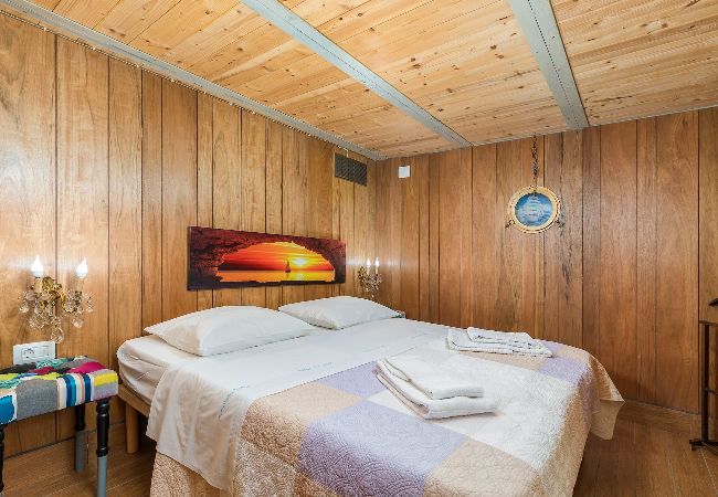 Ferienwohnung in Cres - Yachtleben auf festem Boden - Lungomare Valentina Ferienwohnung in Cres - Yachtleben auf festem Boden - Lungomare Valentina