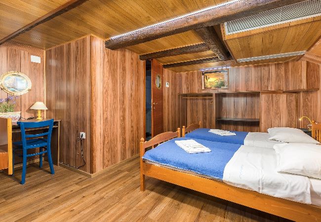 Ferienwohnung in Cres - Yachtleben auf festem Boden - Lungomare Valentina Ferienwohnung in Cres - Yachtleben auf festem Boden - Lungomare Valentina