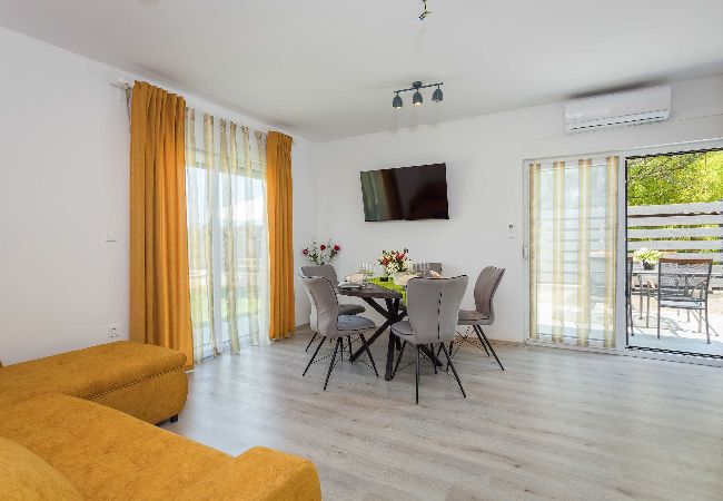 Ferienhaus in Peroj - Eco House Peroj - 100 m vom Strand entfernt Ferienhaus in Peroj - Eco House Peroj - 100 m vom Strand entfernt