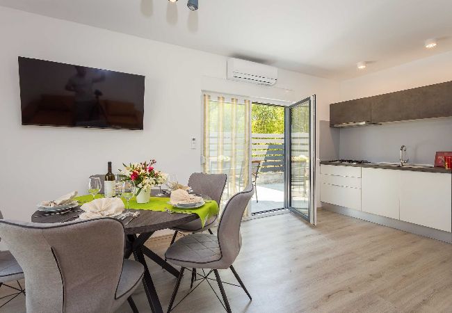 Ferienhaus in Peroj - Eco House Peroj - 100 m vom Strand entfernt Ferienhaus in Peroj - Eco House Peroj - 100 m vom Strand entfernt