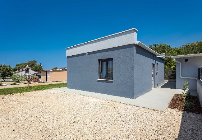 Ferienhaus in Peroj - Eco House Peroj - 100 m vom Strand entfernt Ferienhaus in Peroj - Eco House Peroj - 100 m vom Strand entfernt