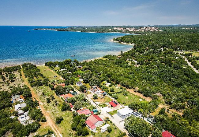 Ferienhaus in Peroj - Eco House Peroj - 100 m vom Strand entfernt Ferienhaus in Peroj - Eco House Peroj - 100 m vom Strand entfernt