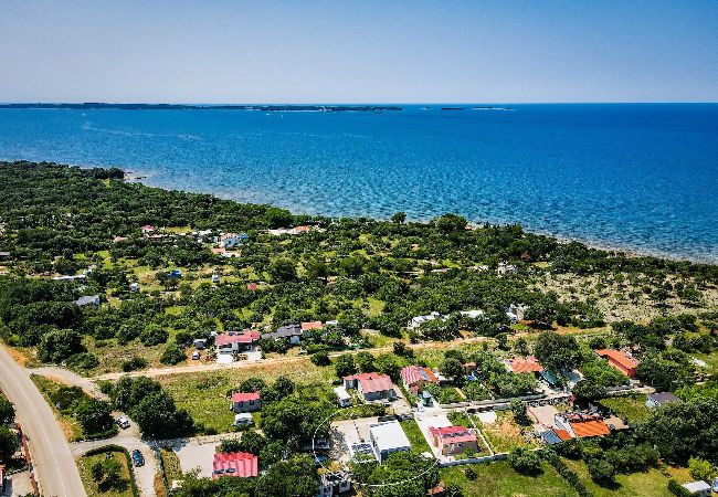 Ferienhaus in Peroj - Eco House Peroj - 100 m vom Strand entfernt Ferienhaus in Peroj - Eco House Peroj - 100 m vom Strand entfernt