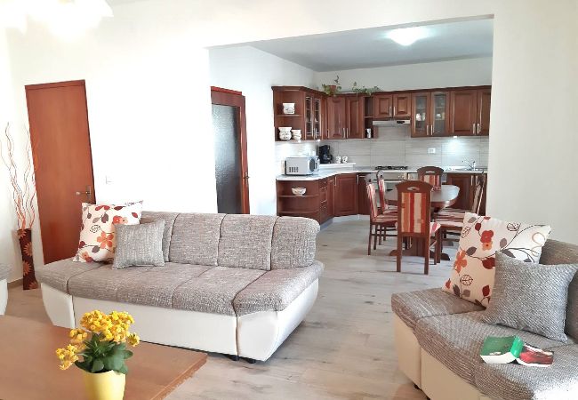 Ferienwohnung in Pula - Apartment Tina mit Terrasse und schönem Garten Ferienwohnung in Pula - Apartment Tina mit Terrasse und schönem Garten