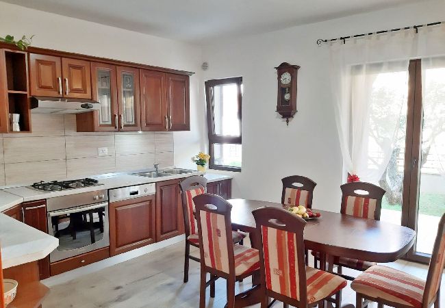 Ferienwohnung in Pula - Apartment Tina mit Terrasse und schönem Garten Ferienwohnung in Pula - Apartment Tina mit Terrasse und schönem Garten