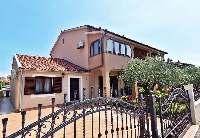 Ferienwohnung in Pula - Apartment Tina mit Terrasse und schönem Garten Ferienwohnung in Pula - Apartment Tina mit Terrasse und schönem Garten