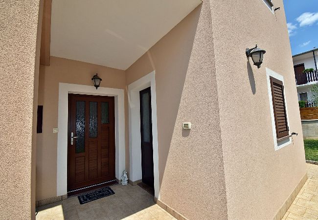 Ferienwohnung in Pula - Apartment Tina mit Terrasse und schönem Garten Ferienwohnung in Pula - Apartment Tina mit Terrasse und schönem Garten