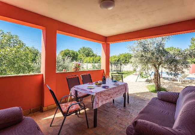 Ferienhaus in Pula -  Charmantes Ferienhaus Pina mit privatem Pool Ferienhaus in Pula -  Charmantes Ferienhaus Pina mit privatem Pool