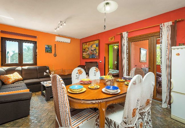 Ferienhaus in Pula -  Charmantes Ferienhaus Pina mit privatem Pool Ferienhaus in Pula -  Charmantes Ferienhaus Pina mit privatem Pool