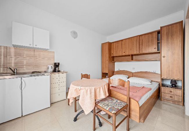 Studio in Rab -  Meerblick und Bootsliegeplatz - Jurica (Studio) Studio in Rab -  Meerblick und Bootsliegeplatz - Jurica (Studio)