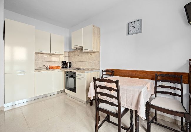 Ferienwohnung in Rab - Meerblick und Bootsliegeplatz - Jurica (Petra) Ferienwohnung in Rab - Meerblick und Bootsliegeplatz - Jurica (Petra)