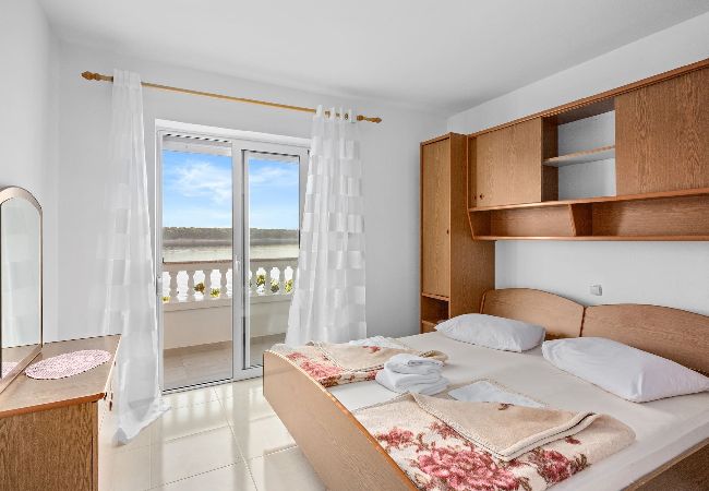 Ferienwohnung in Rab - Meerblick und Bootsliegeplatz - Jurica (Petra) Ferienwohnung in Rab - Meerblick und Bootsliegeplatz - Jurica (Petra)