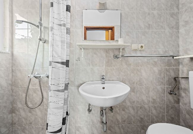 Ferienwohnung in Rab - Meerblick und Bootsliegeplatz - Jurica (Petra) Ferienwohnung in Rab - Meerblick und Bootsliegeplatz - Jurica (Petra)