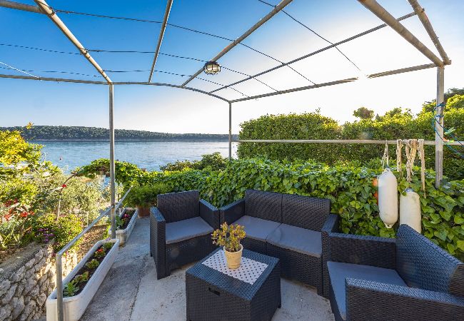 Ferienwohnung in Rab - Meerblick und Bootsliegeplatz - Jurica (Petra) Ferienwohnung in Rab - Meerblick und Bootsliegeplatz - Jurica (Petra)