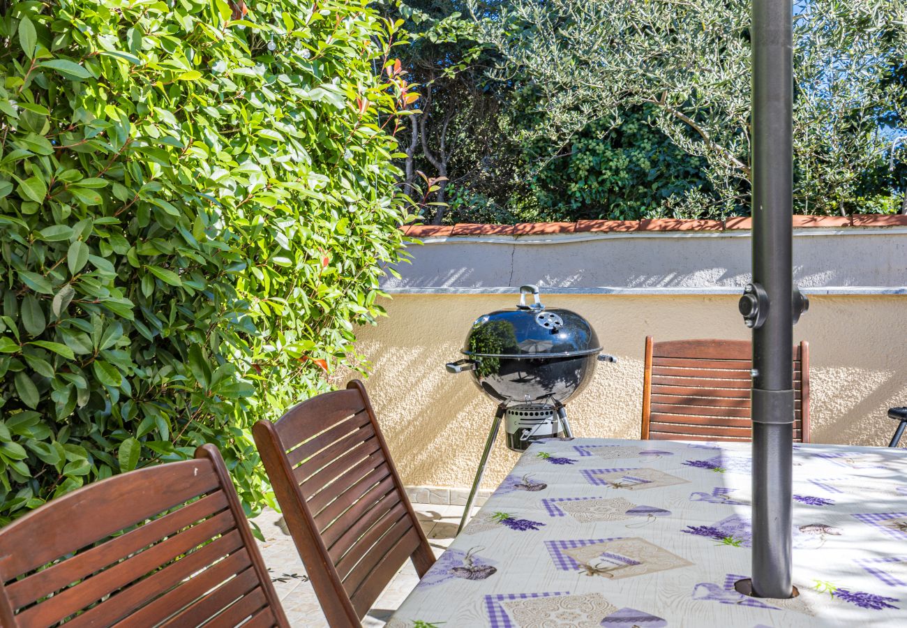 Ferienwohnung in Ližnjan - Charmantes Pool-Apartment Liznjan - Buneta