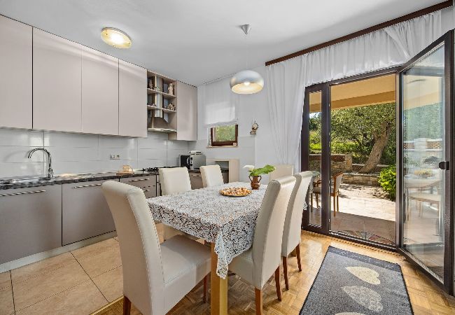 Ferienwohnung in Supetarska Draga - Anamar-Apartment mit drei Schlafzimmern.Meerblick Ferienwohnung in Supetarska Draga - Anamar-Apartment mit drei Schlafzimmern.Meerblick