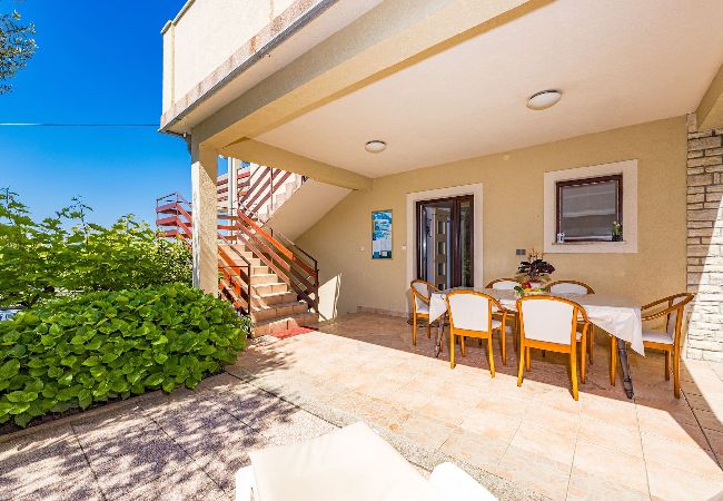 Ferienwohnung in Supetarska Draga - Anamar-Apartment mit drei Schlafzimmern.Meerblick Ferienwohnung in Supetarska Draga - Anamar-Apartment mit drei Schlafzimmern.Meerblick