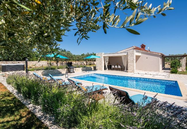 Villa in Mali Vareški - Villa Silentio mit Whirlpool und Pool (4+2) Villa in Mali Vareški - Villa Silentio mit Whirlpool und Pool (4+2)