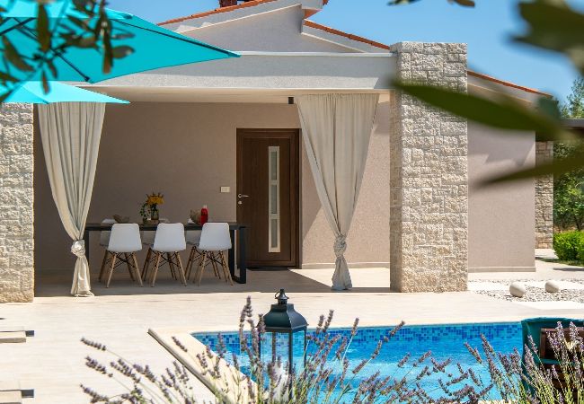 Villa in Mali Vareški - Villa Silentio mit Whirlpool und Pool (4+2) Villa in Mali Vareški - Villa Silentio mit Whirlpool und Pool (4+2)