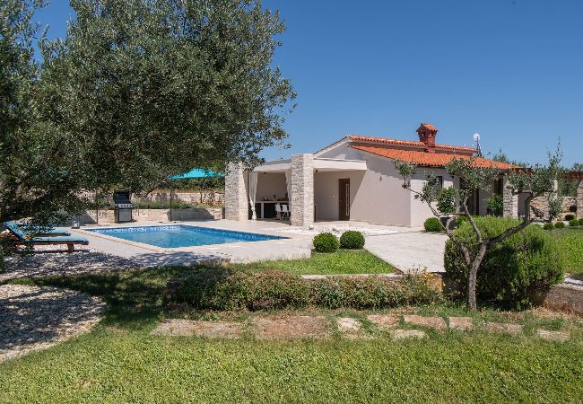 Villa in Mali Vareški - Villa Silentio mit Whirlpool und Pool (4+2) Villa in Mali Vareški - Villa Silentio mit Whirlpool und Pool (4+2)