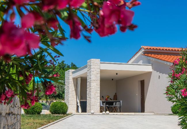 Villa in Mali Vareški - Villa Silentio mit Whirlpool und Pool (4+2) Villa in Mali Vareški - Villa Silentio mit Whirlpool und Pool (4+2)