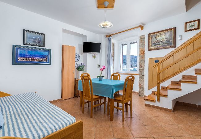 Ferienwohnung in Cres - Glückliches Inselleben - Lungomare Trieste Ferienwohnung in Cres - Glückliches Inselleben - Lungomare Trieste