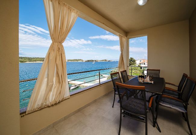 Ferienwohnung in Supetarska Draga - Villa Gulli - Apartment Blue mit Privatstrand Ferienwohnung in Supetarska Draga - Villa Gulli - Apartment Blue mit Privatstrand