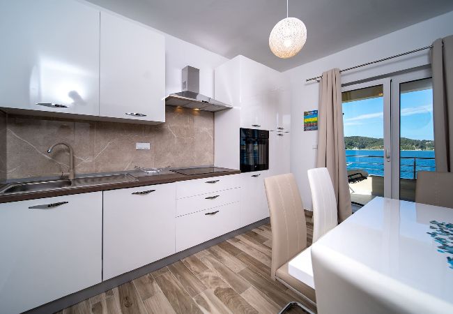 Ferienwohnung in Supetarska Draga - Villa Gulli - Apartment Blue mit Privatstrand Ferienwohnung in Supetarska Draga - Villa Gulli - Apartment Blue mit Privatstrand