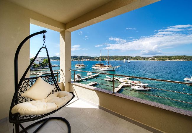 Ferienwohnung in Supetarska Draga - Villa Gulli - Apartment Blue mit Privatstrand Ferienwohnung in Supetarska Draga - Villa Gulli - Apartment Blue mit Privatstrand