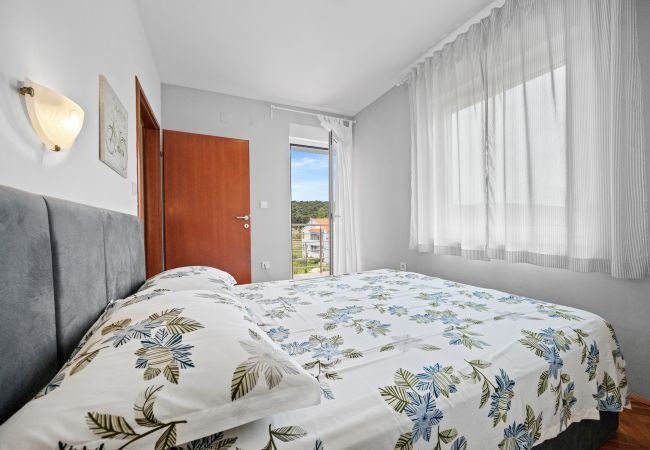 Ferienwohnung in Kampor - Meerblick, Familienurlaub – FeWo Neda Ruzmarin Ferienwohnung in Kampor - Meerblick, Familienurlaub – FeWo Neda Ruzmarin