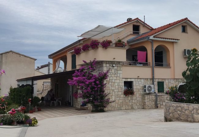 Ferienwohnung in Ražanac - Apartment Lemi - Apartment mit drei Schlafzimmern und Meerblick Ferienwohnung in Ražanac - Apartment Lemi - Apartment mit drei Schlafzimmern und Meerblick