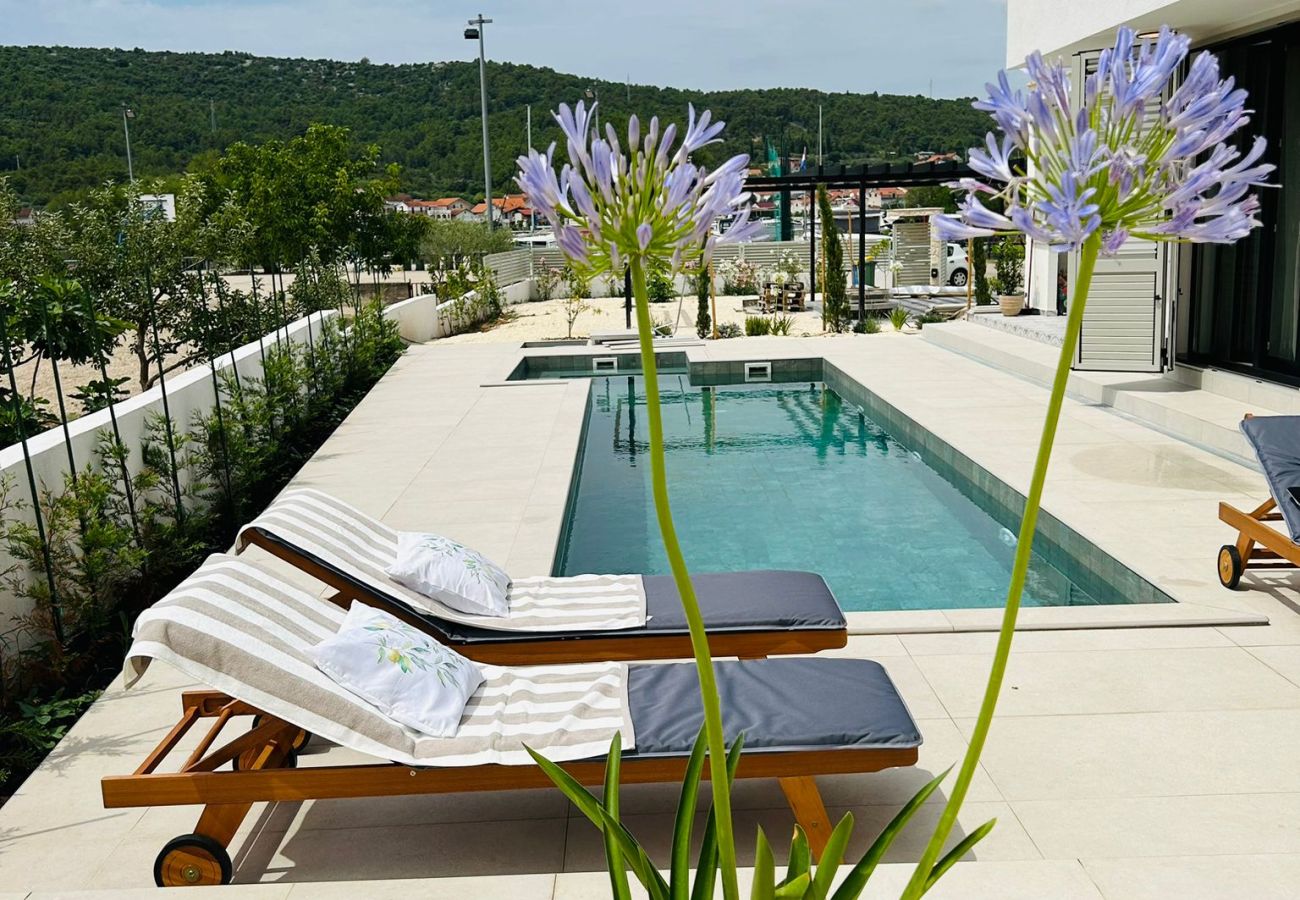 Villa in Bilice - Villa Marantik - Haus mit vier Schlafzimmern und Swimmingpool