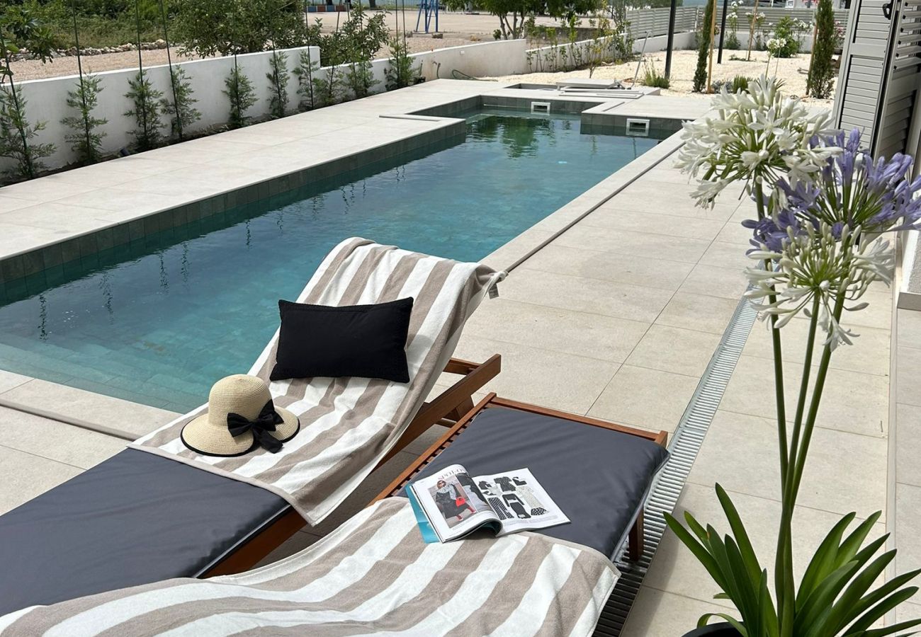 Villa in Bilice - Villa Marantik - Haus mit vier Schlafzimmern und Swimmingpool
