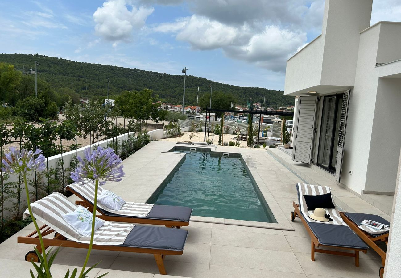 Villa in Bilice - Villa Marantik - Haus mit vier Schlafzimmern und Swimmingpool