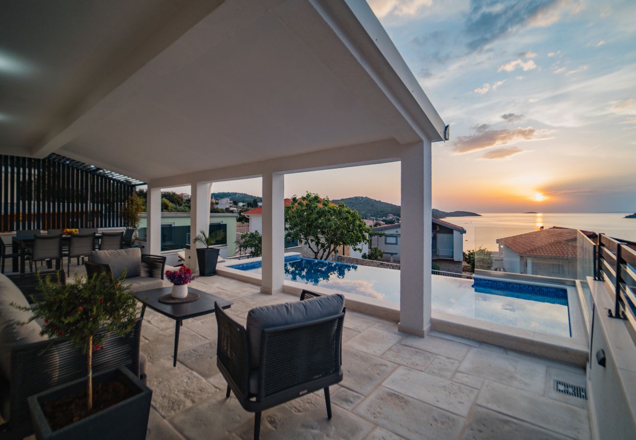 Villa in Ražanj - Villa Miracle - Haus mit drei Schlafzimmern und Swimmingpool