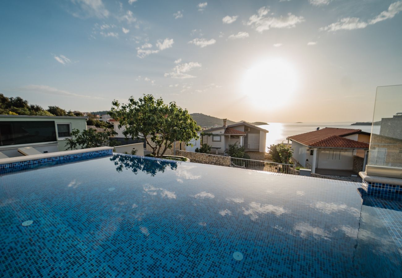 Villa in Ražanj - Villa Miracle - Haus mit drei Schlafzimmern und Swimmingpool