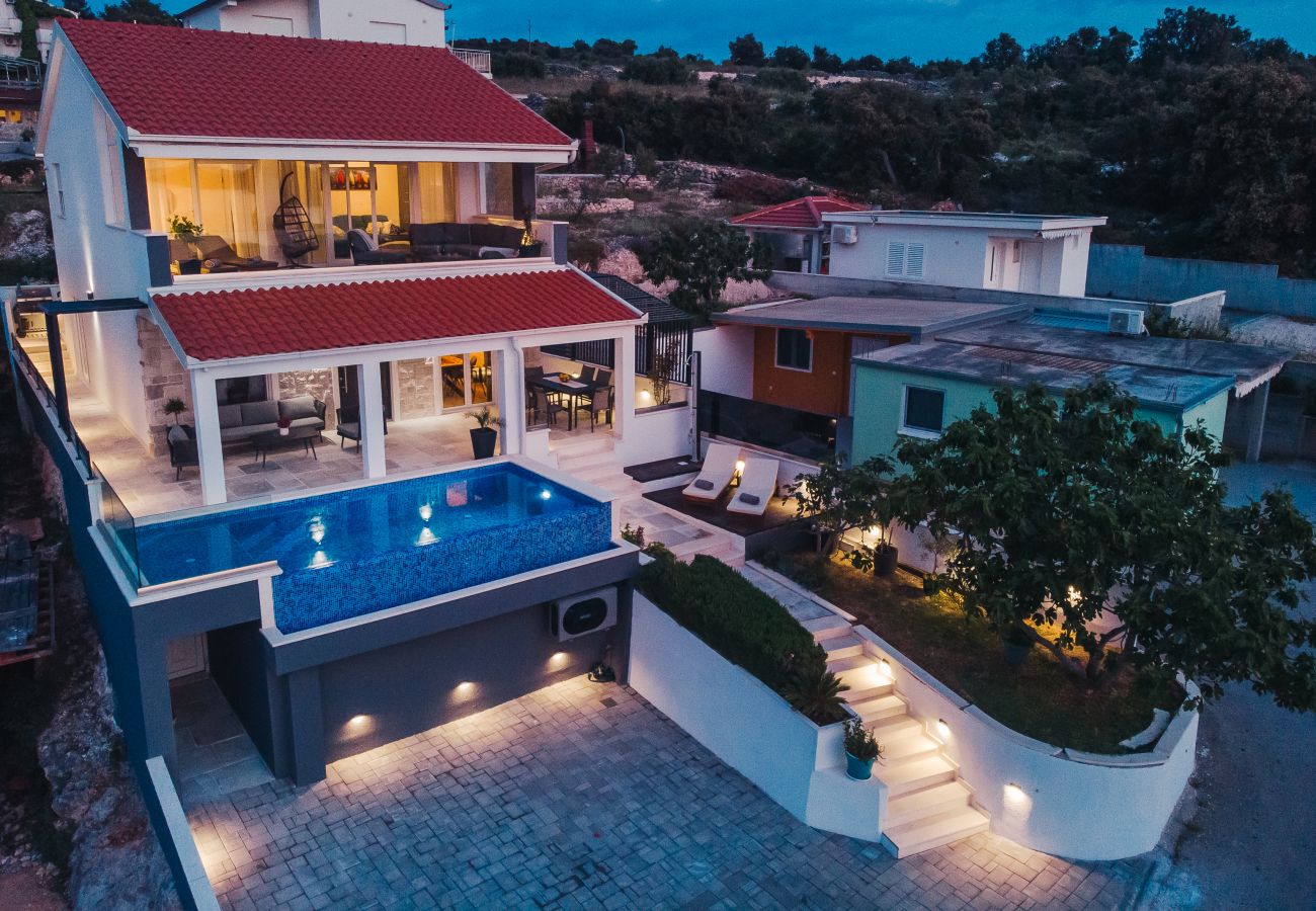 Villa in Ražanj - Villa Miracle - Haus mit drei Schlafzimmern und Swimmingpool