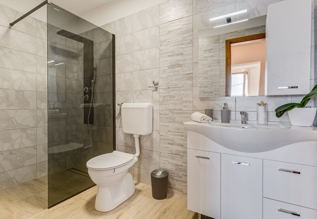 Ferienwohnung in Karlobag - Apartments Rina - Apartment mit einem Schlafzimmer und Meerblick A1