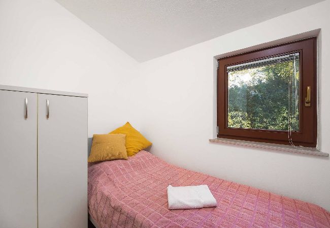 Ferienwohnung in Tisno - Apartments Kaina - two bedroom apartment with a sea view (yellow) Ferienwohnung in Tisno - Apartments Kaina - two bedroom apartment with a sea view (yellow)