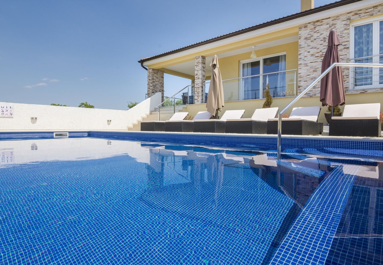 Villa in Kapelica - Wunderschönes Villa Lands mit privatem Pool