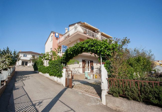 Ferienwohnung in Šibenik-Brodarica - Apartments Maretić - Apartment mit einem Schlafzimmer und Meerblick A3 Ferienwohnung in Šibenik-Brodarica - Apartments Maretić - Apartment mit einem Schlafzimmer und Meerblick A3