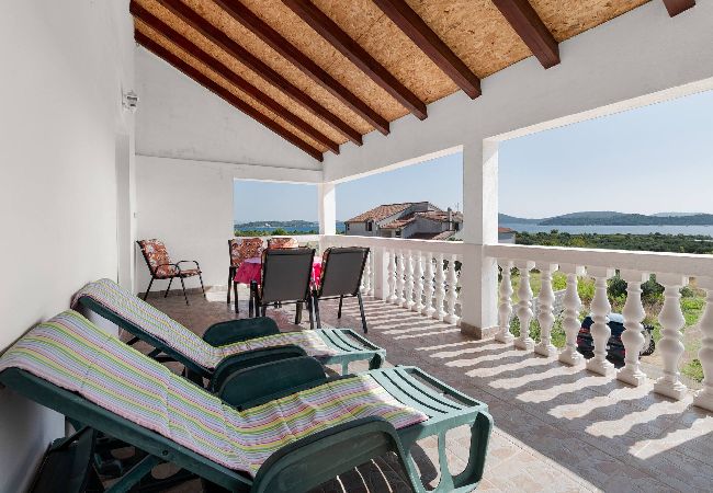 Ferienwohnung in Tribunj - Apartment Lara - Apartment mit zwei Schlafzimmern und Meerblick Ferienwohnung in Tribunj - Apartment Lara - Apartment mit zwei Schlafzimmern und Meerblick