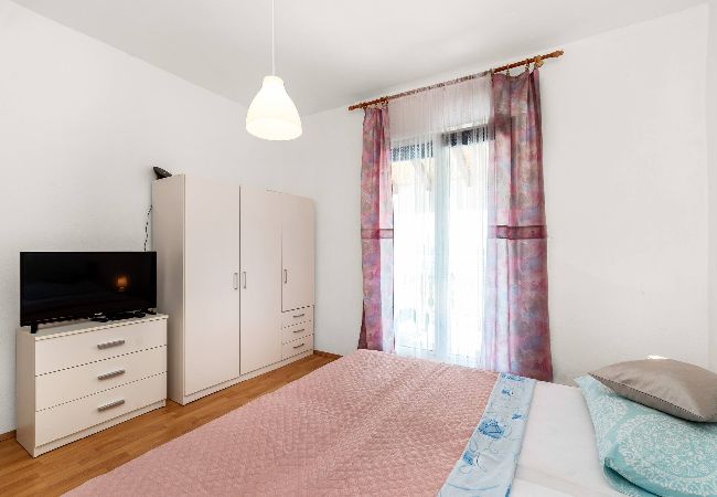 Ferienwohnung in Tribunj - Apartment Lara - Apartment mit zwei Schlafzimmern und Meerblick Ferienwohnung in Tribunj - Apartment Lara - Apartment mit zwei Schlafzimmern und Meerblick