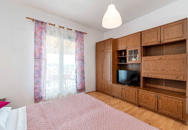 Ferienwohnung in Tribunj - Apartment Lara - Apartment mit zwei Schlafzimmern und Meerblick Ferienwohnung in Tribunj - Apartment Lara - Apartment mit zwei Schlafzimmern und Meerblick