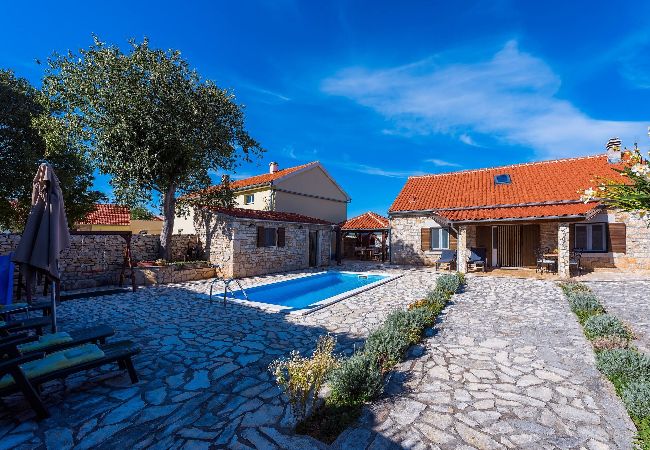 Ferienhaus in Bogatic - Landhaus Gluić - mit Außenpool