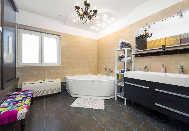 Ferienwohnung in Šibenik-Brodarica - Ferienhaus Roko&Iva - Haus mit drei Schlafzimmern und Meerblick Ferienwohnung in Šibenik-Brodarica - Ferienhaus Roko&Iva - Haus mit drei Schlafzimmern und Meerblick