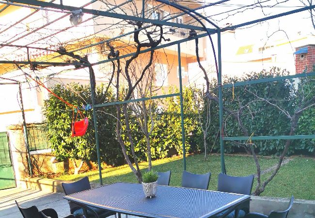 Ferienwohnung in Šibenik-Brodarica - Ferienhaus Roko&Iva - Haus mit drei Schlafzimmern und Meerblick Ferienwohnung in Šibenik-Brodarica - Ferienhaus Roko&Iva - Haus mit drei Schlafzimmern und Meerblick