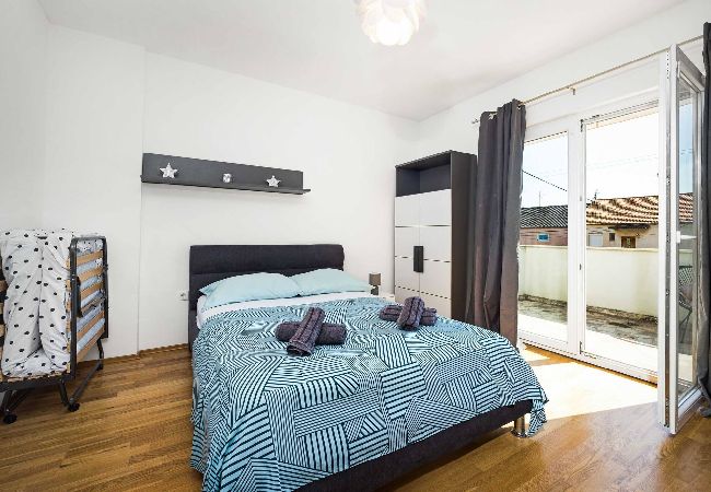 Ferienwohnung in Šibenik-Brodarica - Ferienhaus Roko&Iva - Haus mit drei Schlafzimmern und Meerblick Ferienwohnung in Šibenik-Brodarica - Ferienhaus Roko&Iva - Haus mit drei Schlafzimmern und Meerblick