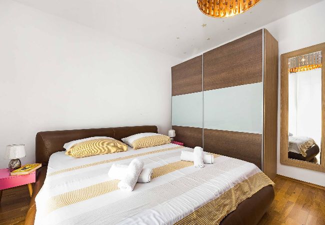 Ferienwohnung in Šibenik-Brodarica - Ferienhaus Roko&Iva - Haus mit drei Schlafzimmern und Meerblick Ferienwohnung in Šibenik-Brodarica - Ferienhaus Roko&Iva - Haus mit drei Schlafzimmern und Meerblick