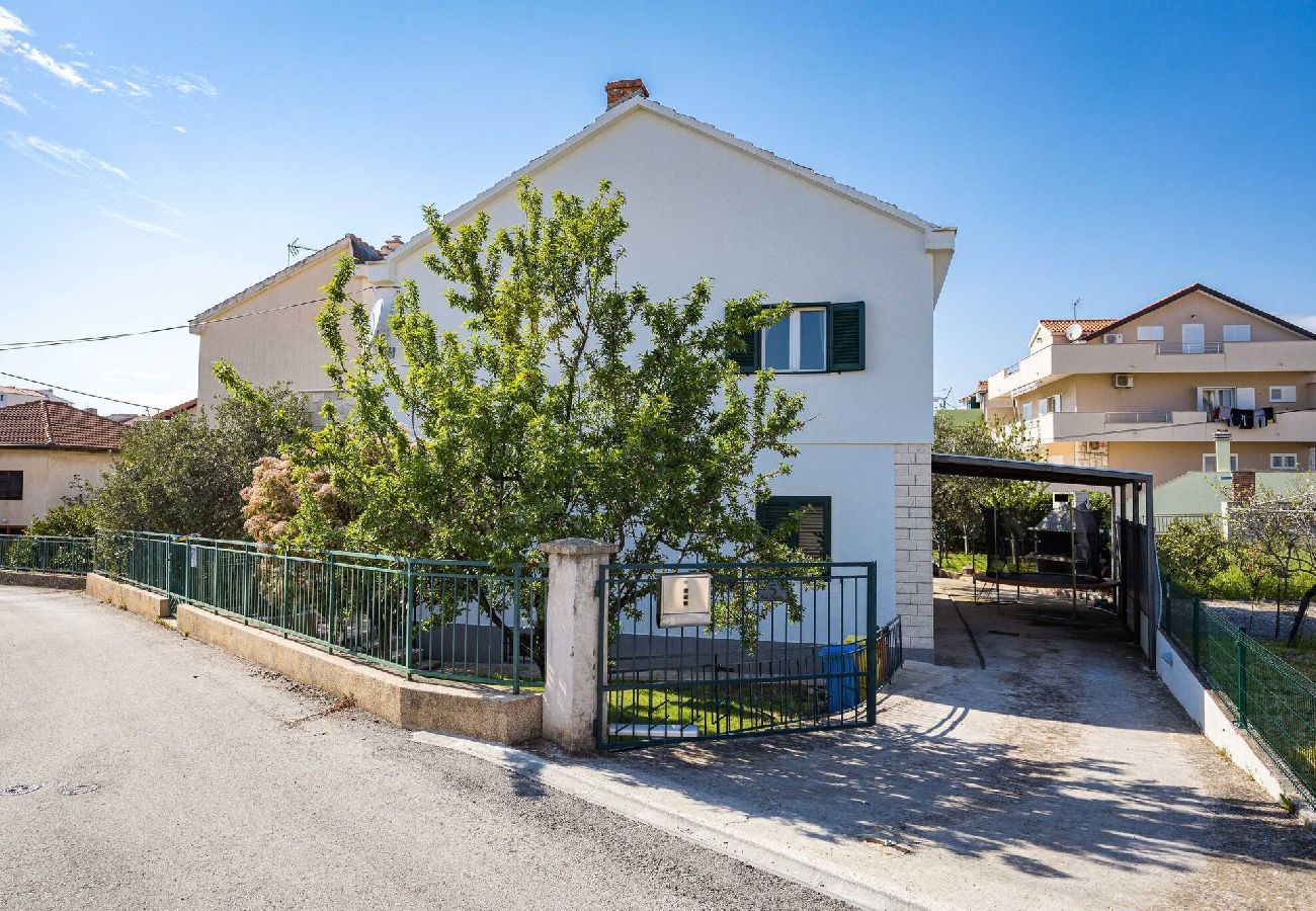 Ferienwohnung in Šibenik-Brodarica - Ferienhaus Roko&Iva - Haus mit drei Schlafzimmern und Meerblick